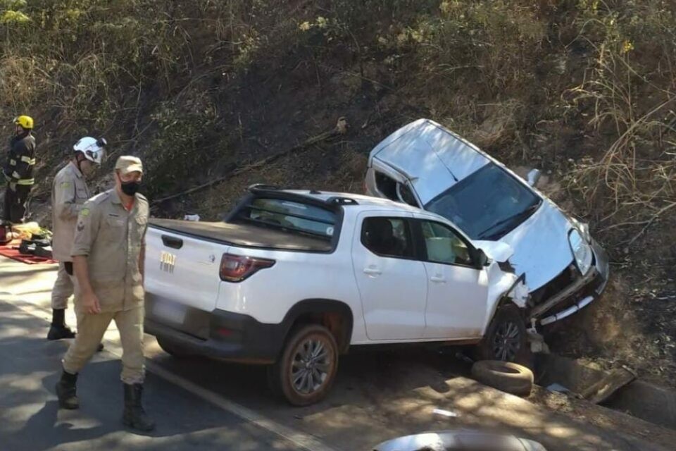 Acidente envolvendo três carros deixa uma pessoa morta entre Goiânia e Anápolis