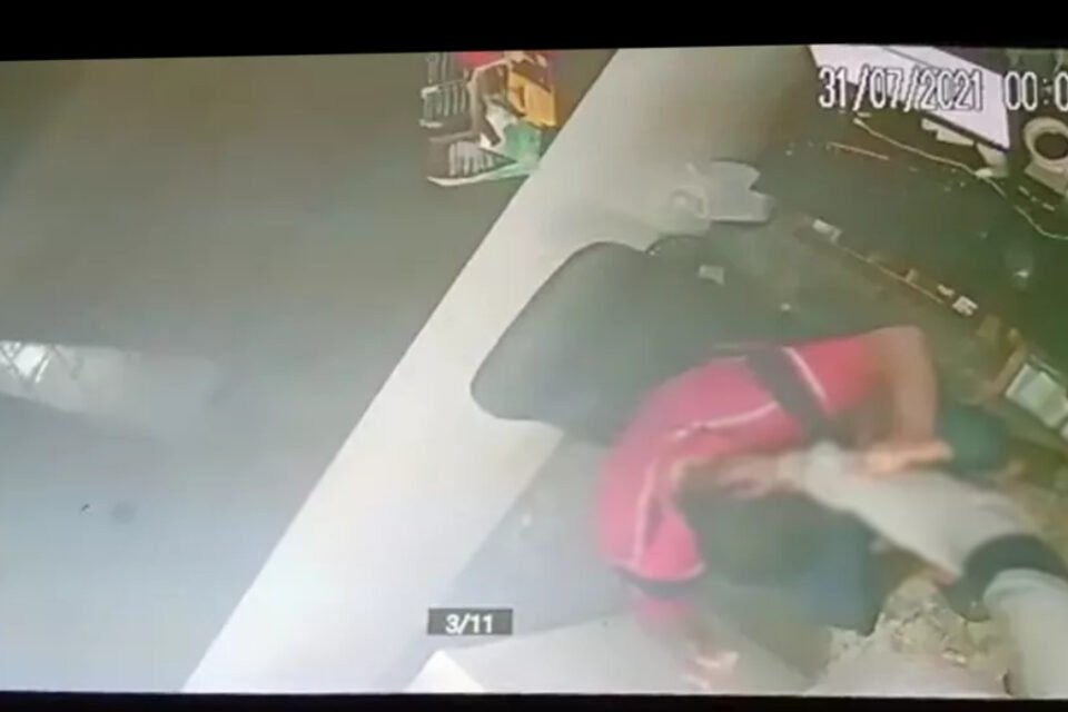 Homens armados invadem lanchonete e agridem funcionário em Santa Helena de Goiás (Foto: Reprodução/Internet)