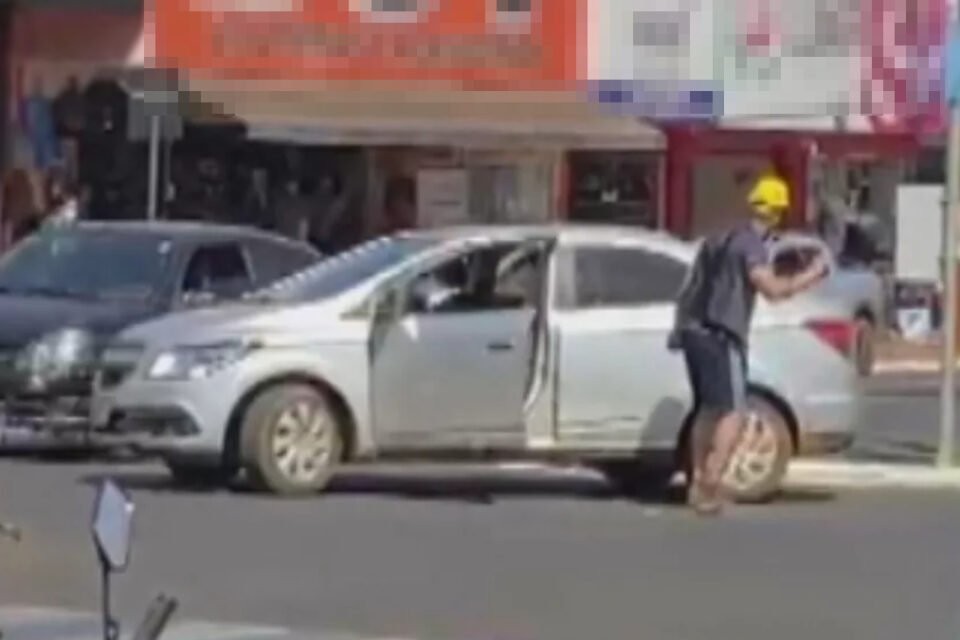 Motorista causa tumulto ao dançar na rua e ameaçar pessoas com foice em Rio Verde