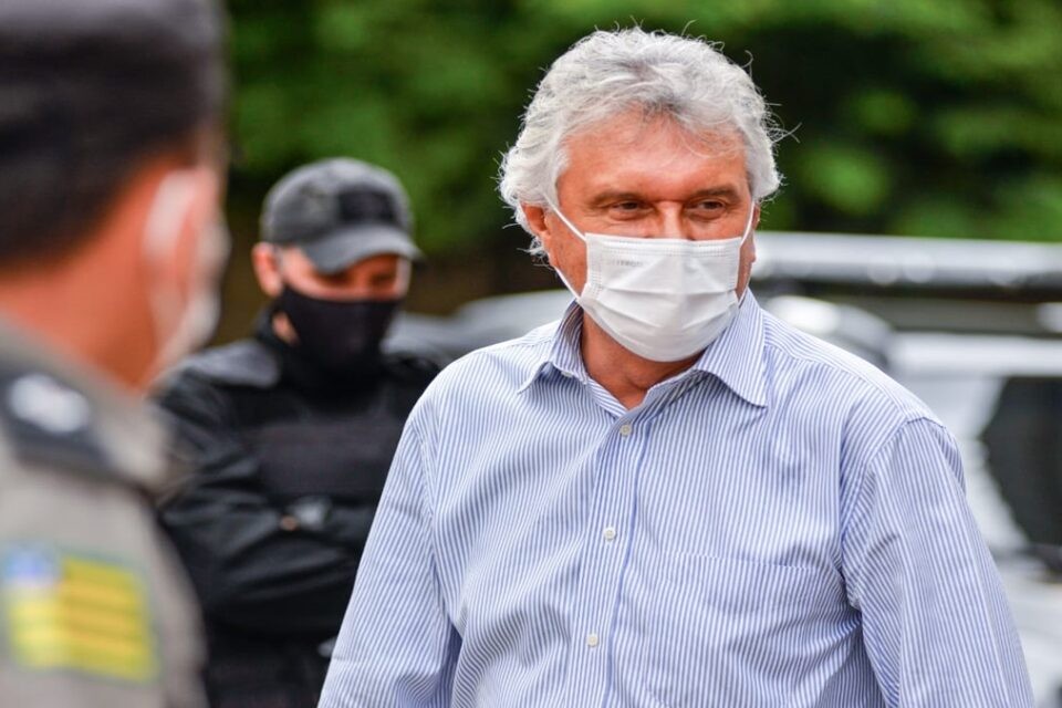 Pesquisas apontam aumento da popularidade de Caiado após anúncio de programas sociais