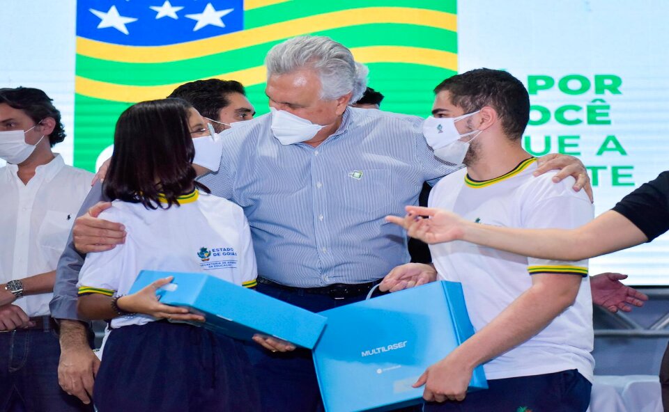 No Dia do Estudante, Caiado inicia entrega de 60 mil computadores e inaugura obras de quatro unidades da rede estadual de ensino