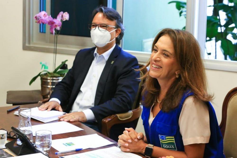 A presidente de honra da OVG e coordenadora do Gabinete de Políticas Sociais, primeira-dama Gracinha Caiado, ao lado do secretário de Desenvolvimento Social, Wellington Matos, durante reunião on-line com gestores sociais dos municípios do Estado: “Essa ap