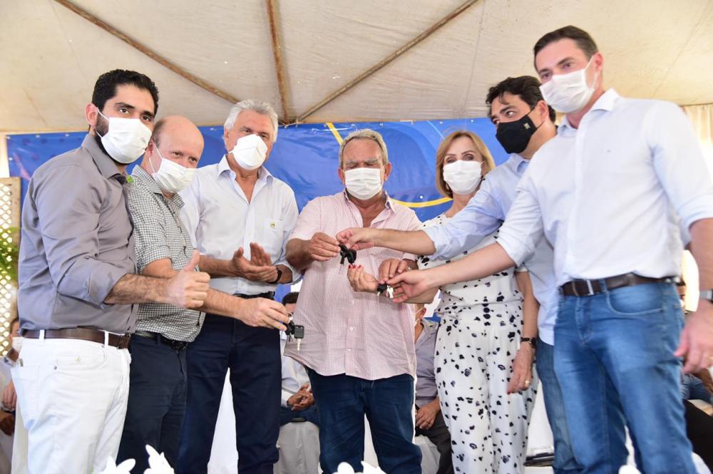 Caiado entrega maquinários em Itapaci