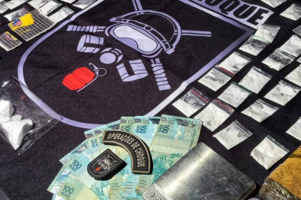 Homem é preso com centenas de pontos de LSD e porções de cocaína