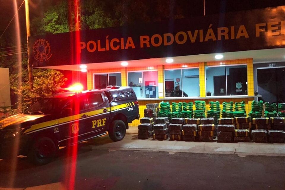 Caminhoneiro é preso com mais de 2 toneladas de maconha em Jataí