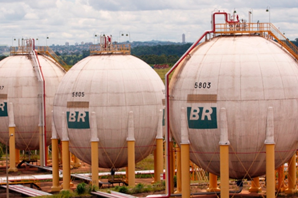 Gasolina vendida pela Petrobras a Goiás é uma das mais caras do Brasil