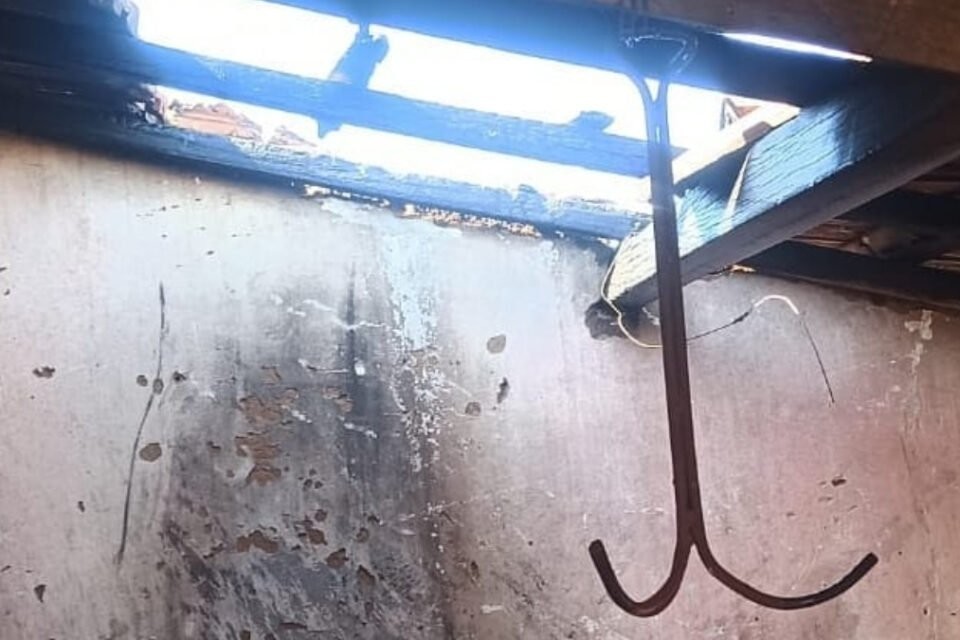 Mulher tenta exterminar teias de aranha com maçarico e incendeia casa em Iporá