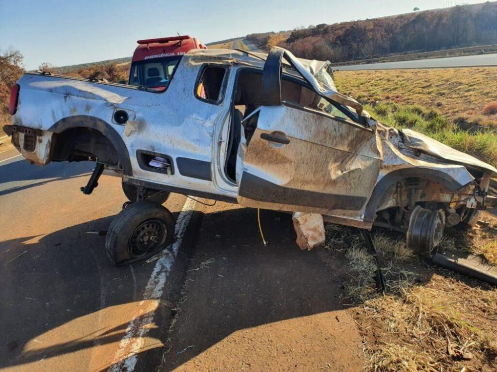 Duas pessoas morrem em capotamento na BR-060, em Jataí