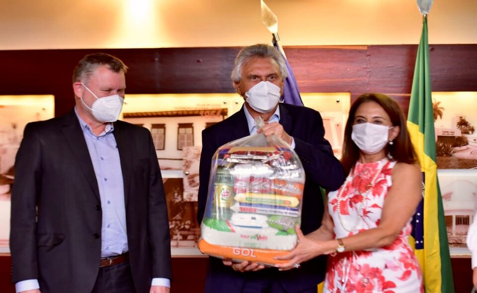 Caiado, ao lado da primeira-dama, Gracinha Caiado, e do presidente da Anglo American no Brasil, Wilfred Bruijn, durante recebimento de 2,7 mil cestas básicas doadas ao Estado pela mineradora (Fotos: Cristiano Borges)