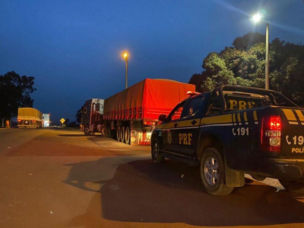 Cigarro contrabandeado avaliado em R$ 2 milhões é apreendido na BR-364, em Santa Rita