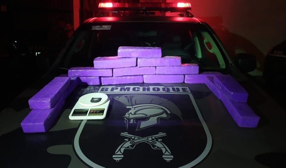 Polícia Militar apreende 16 tabletes de maconha, em Aparecida (Foto: PMGO - Divulgação)