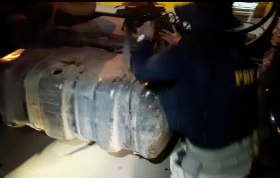 Dupla é presa com 500 quilos de maconha em teto e tanque de caminhão na BR-364, em Jataí (Foto: divulgação - PRF)