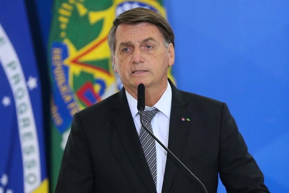 Bolsonaro diz que bloqueios atrapalham economia e pede que caminhoneiros liberem vias
