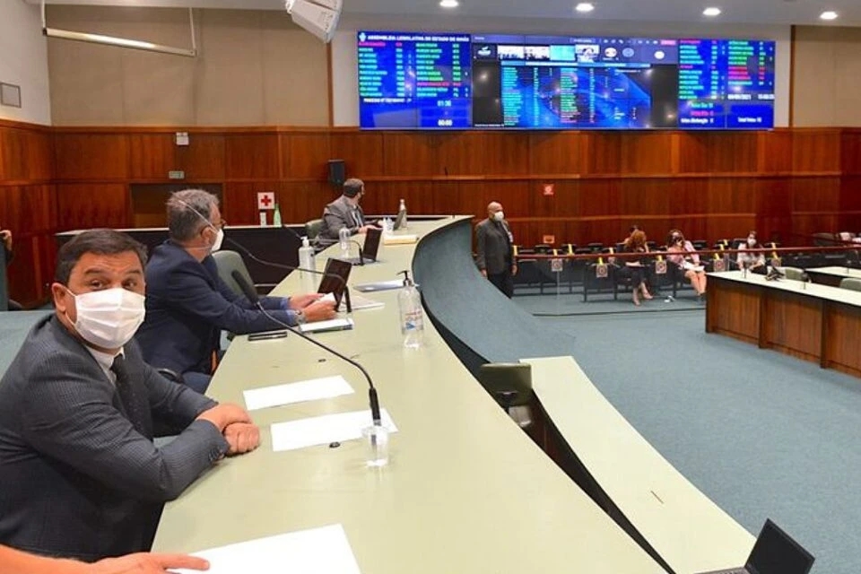 Deputados aprovam reajuste para professores e servidores da Educação em Goiás