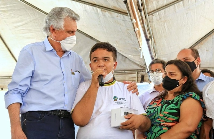 O Governador Ronaldo Caiado ao lado do estudante Tayrone Rodrigues Bueno, que recebeu um dispositivo portátil de visão artificial OrCam MyEye: foram adquiridos pelo Estado 68 equipamentos, que irão atender a todos os estudantes cegos da rede estadual, com