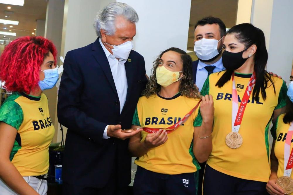 O governador Ronaldo Caiado durante homenagem a atletas goianos das Paralimpíadas de Tóquio e entrega de uniformes a representantes do Estado em competição universitária: “É esse brilho nos olhos de vocês que eu não vou deixar que ninguém apague” Foto: We