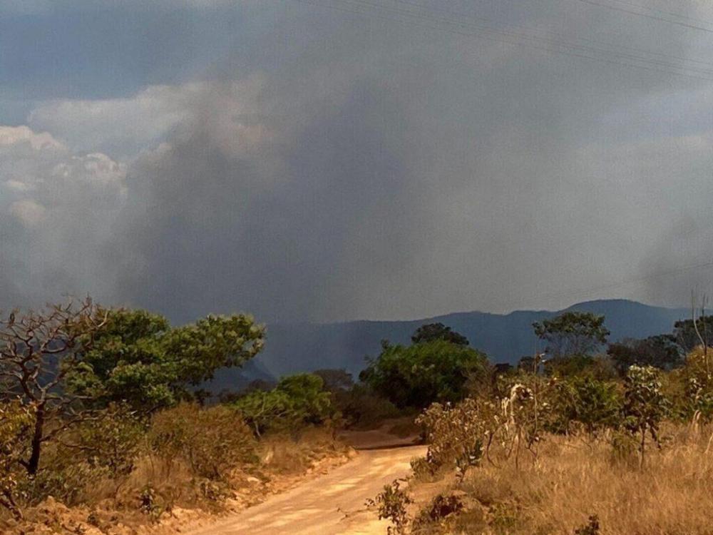 Bombeiros reforçam equipes de combate a incêndio na região da Chapada dos Veadeiros