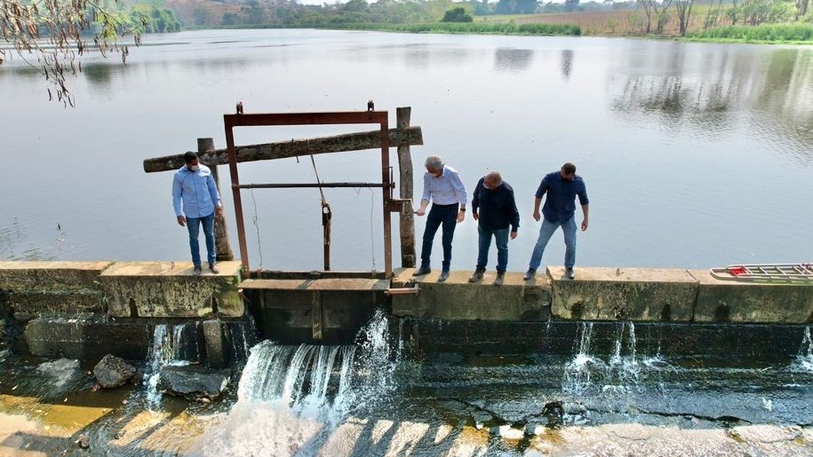 Caiado abre barragem e diz que não haverá racionamento