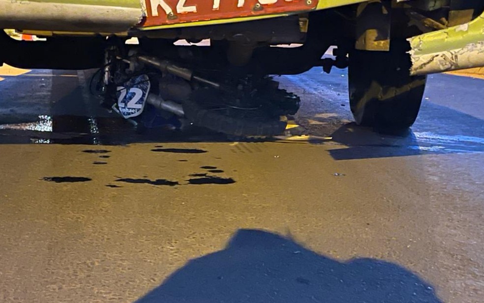 Criança é atropelada por ônibus enquanto pilotava minimoto em Goiânia