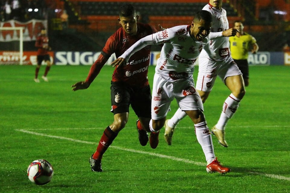 Em jogo de dois dias, Vila Nova sofre empate do lanterna