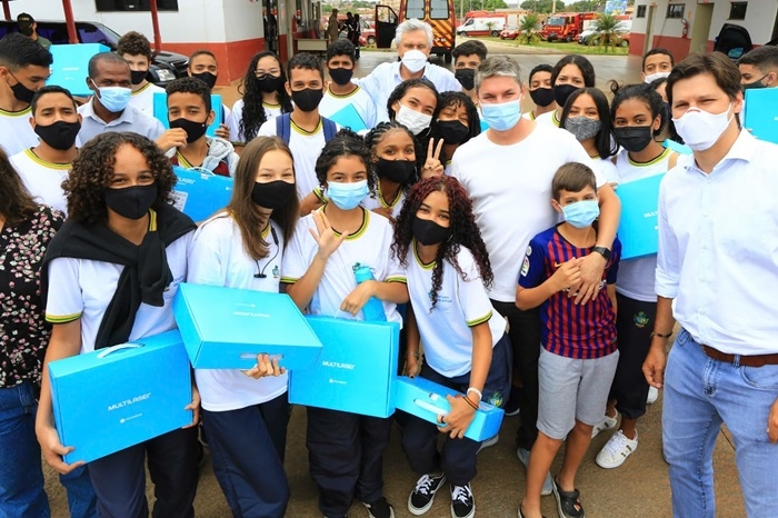 O governador também iniciou a distribuição dos primeiros Chromebooks a estudantes do 3ª ano do Ensino Médio, matriculados em escolas públicas estaduais de Águas Lindas de Goiás (Fotos: Wesley Costa)