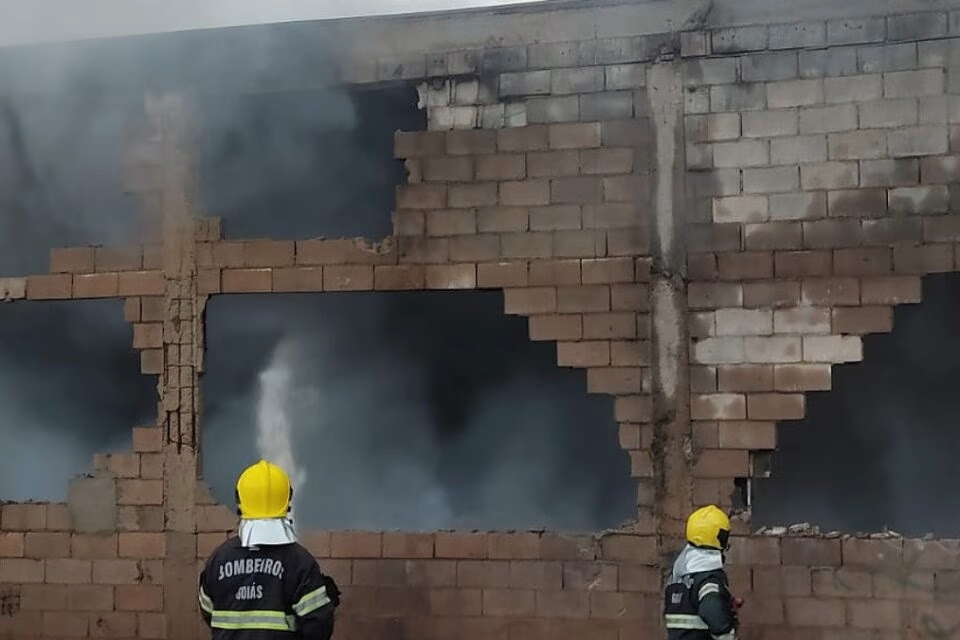 Incêndio destrói galpão de reciclagem no Residencial Buena Vista em Goiânia (Foto: CBMGO - Divulgação)