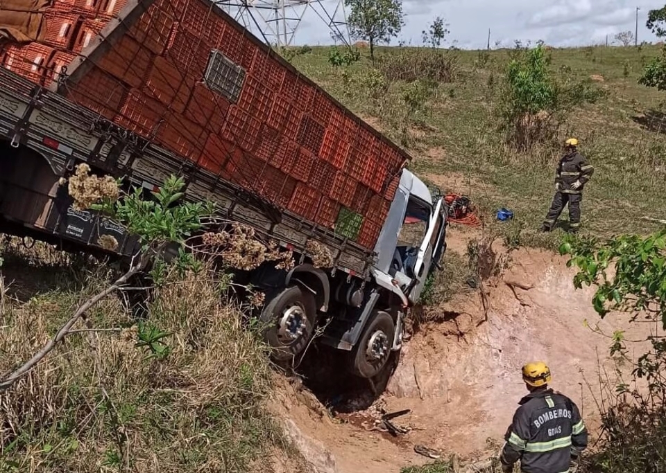 Caminhão perde o freio e motorista fica preso às ferragens em Goianápolis