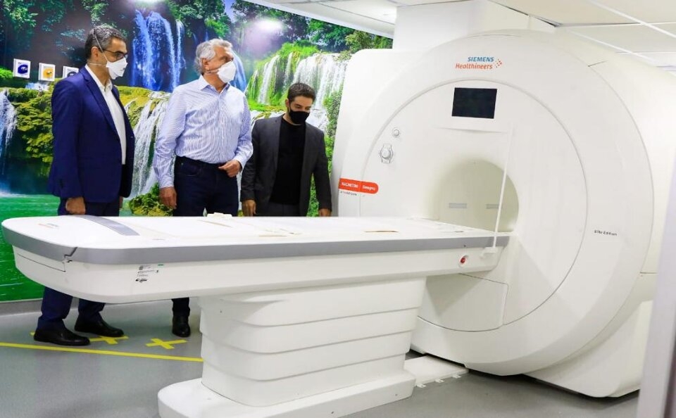 O governador Ronaldo Caiado entregou, nesta segunda-feira (18/10), Dia do Médico, a renovação do parque tecnológico do Hospital Estadual Dr. Alberto Rassi (HGG). O investimento do Estado na melhoria da unidade de saúde é de R$ 16 milhões. Entre os destaqu