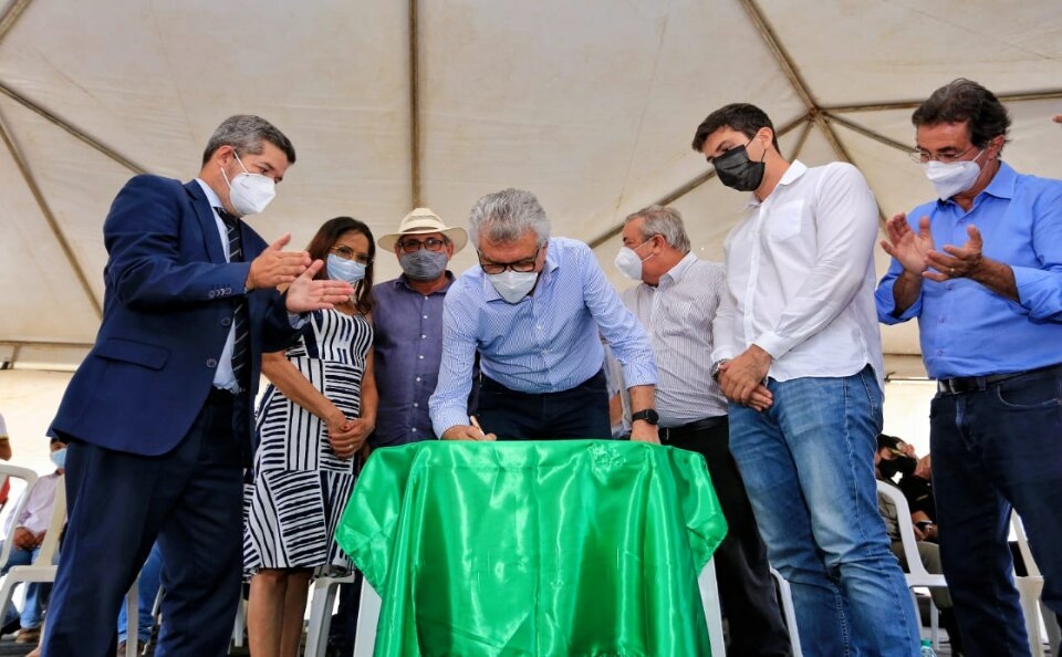 O governador Ronaldo Caiado, durante lançamento do Programa Goiás em Movimento-Eixo Municípios, em Uirapuru e Nova Crixás, na região Norte do Estado: “É um apoio aos prefeitos que foram duramente penalizados” (Fotos: Secom)