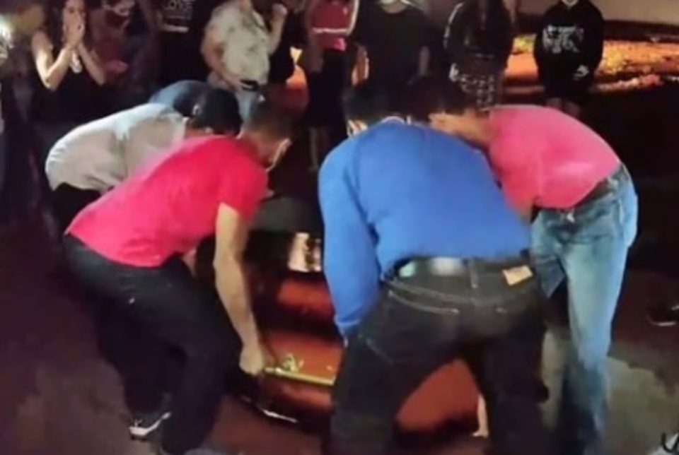 Corpo de pastor que disse que ressuscitaria após três dias é enterrado em Goiatuba