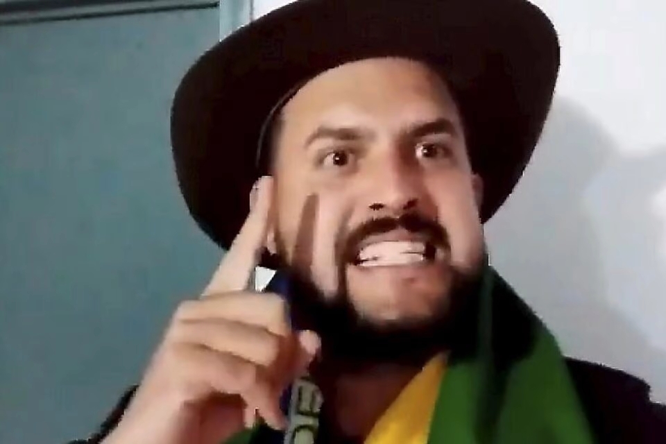 Líder caminhoneiro Zé Trovão volta ao Brasil e se entrega à PF