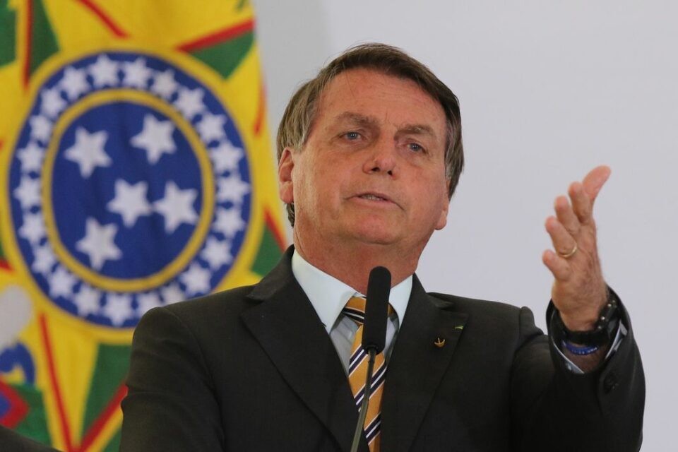 Bolsonaro fala em assinar ato para governo decidir sobre passaporte da vacina
