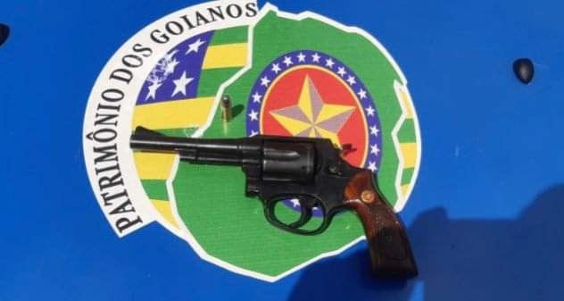 Adolescente de 13 anos é flagrado com arma de fogo dentro da mochila em colégio de Anápolis