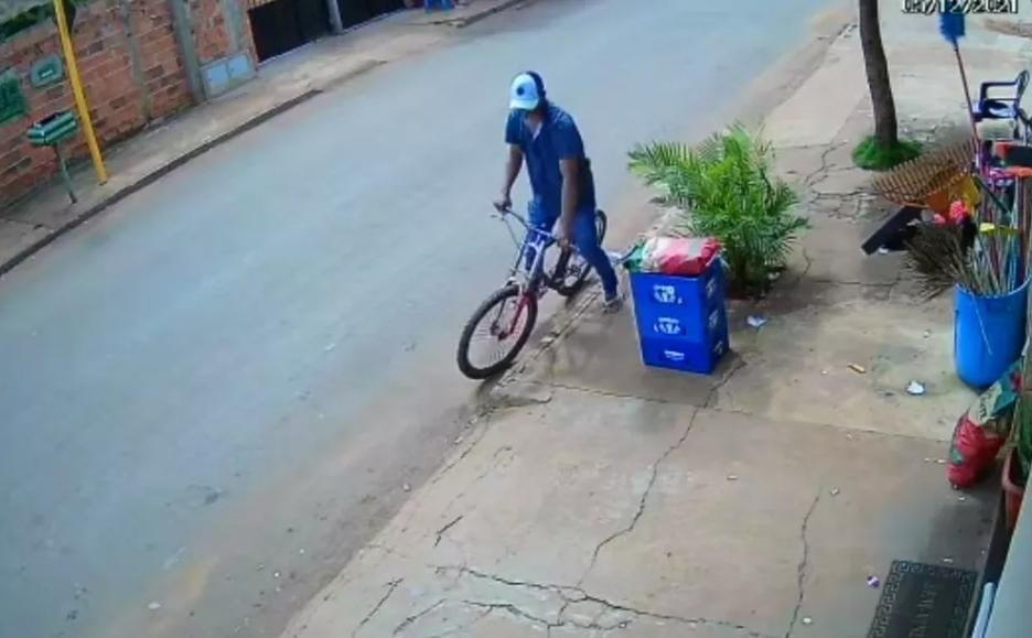 Ladrão chega de bicicleta, entra em mercearia e foge levando até moedas, em Rio Verde
