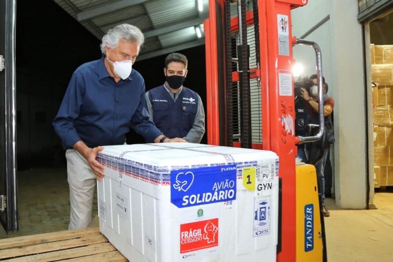 Nova remessa com mais de 187 mil doses de vacinas contra a Covid-19 chega a Goiás