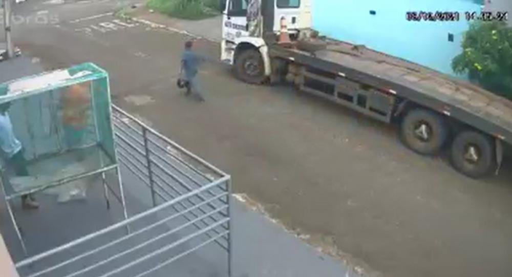 POLÍCIA MILITAR PRENDE INDIVÍDUO E RECUPERA MOTOCICLETA FURTADA EM SUPERMERCADO EM JATAÍ