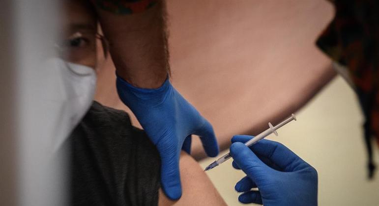 Pandemia avança em 2 velocidades: entre vacinados e não vacinados