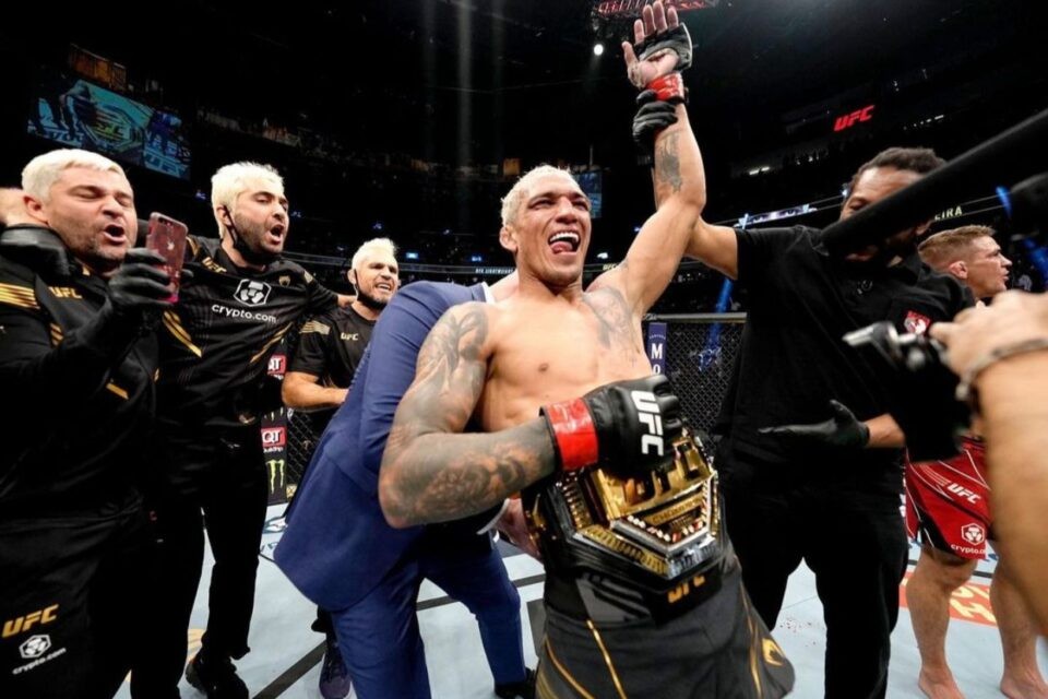 Charles do Bronx finaliza Poirier e retém cinturão; Amanda Nunes é derrotada