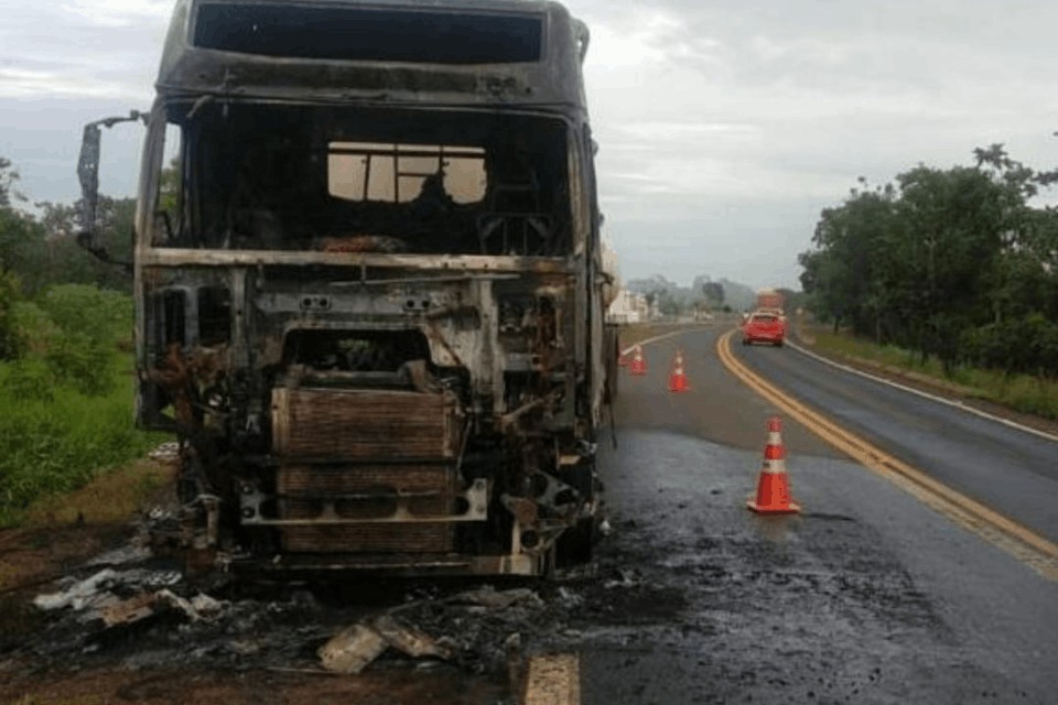 Motorista sai ileso após caminhão carregado de óleo vegetal pegar fogo na GO-213