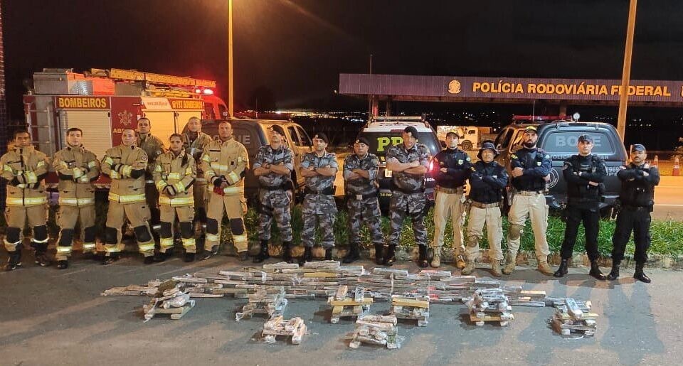 PM e PRF apreendem 126 tabletes de maconha em caminhão na BR-070, em Águas Linda