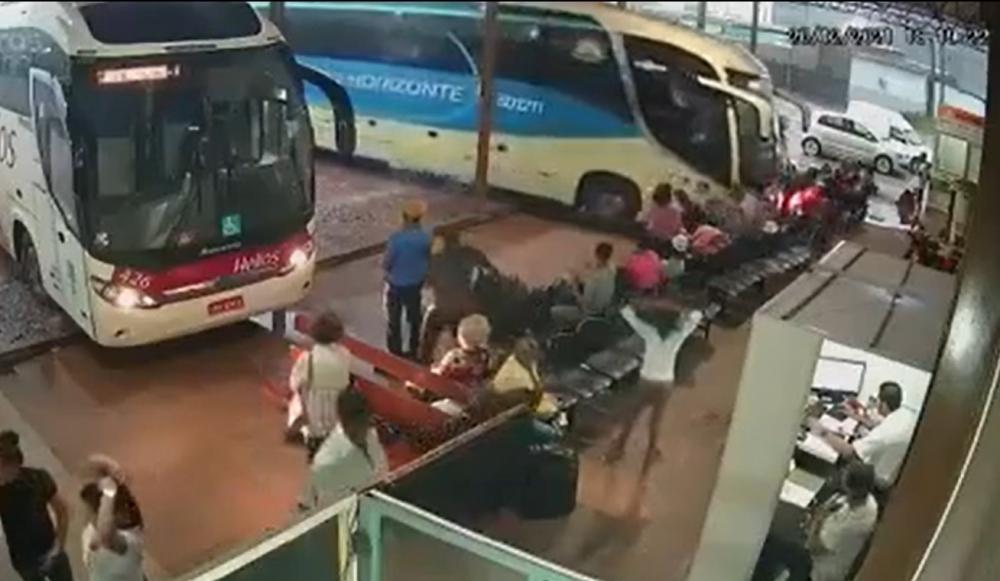 Ônibus invade área de passageiros na rodoviária de Porangatu