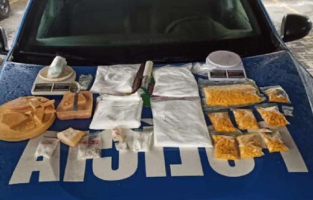 PM apreende R$ 415 mil em cocaína, ecstasy e crack na vila Mauá, em Goiânia