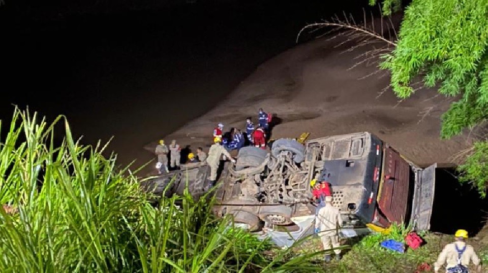 Acidente entre caminhão e ônibus com 50 passageiros termina com 5 mortos na BR-153, em Aparecida