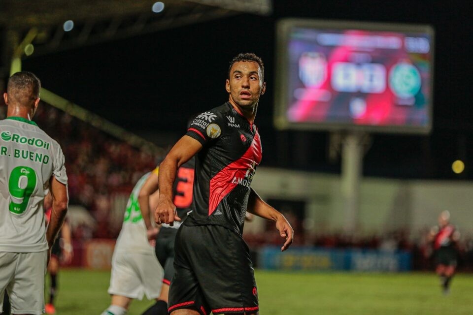 Segundo jornal português, zagueiro Pedro Henrique pode estar de saída do Atlético-GO