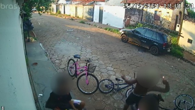 Criança morre após ser atingida por explosivo enquanto dormia em casa; em vídeo, suspeito aparece arremessando objeto