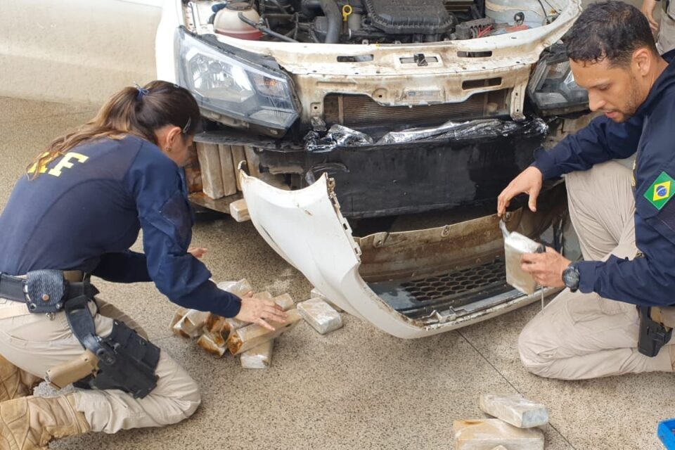 PRF apreende 127 quilos de maconha escondida em para-choque, na BR-060