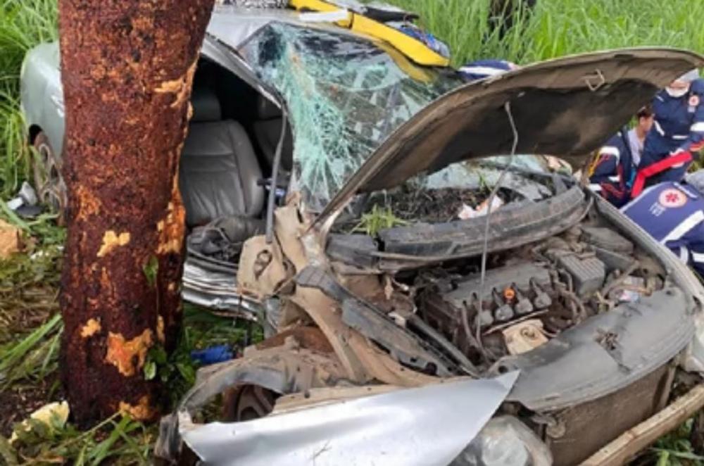Em meio à chuva, carro capota e bate contra árvore na BR-153, em Rialma
