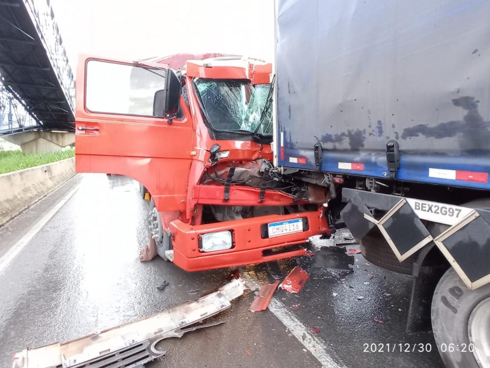 Motorista dorme no volante e colide na traseira de caminhão na BR 153
