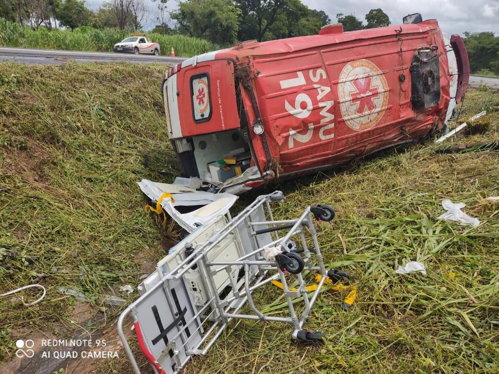 Acidente envolvendo viatura do SAMU