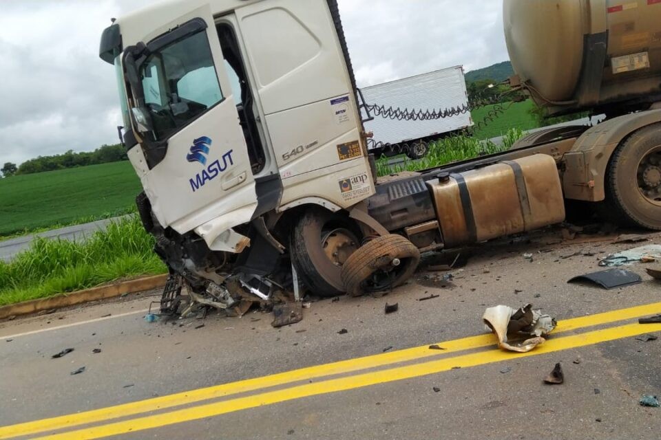 Acidente entre caminhão e picape deixa vítima fatal na BR-060, perto de Cezarina